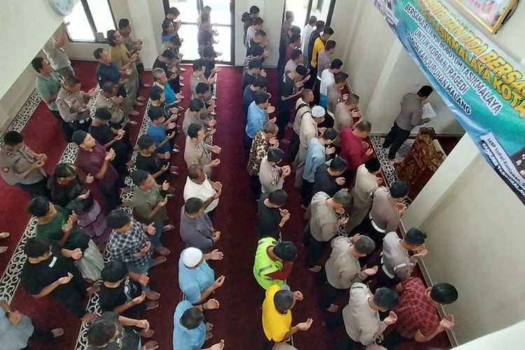 Para Bobotoh Persib di Tasikmalaya menggelar Shalat Ghaib untuk para korban Tragedi Kanjuruhan, Malang, bersama para anggota polisi di Masjid Polresta Tasikmalaya, Jawa Barat, Selasa (4/10/2022).