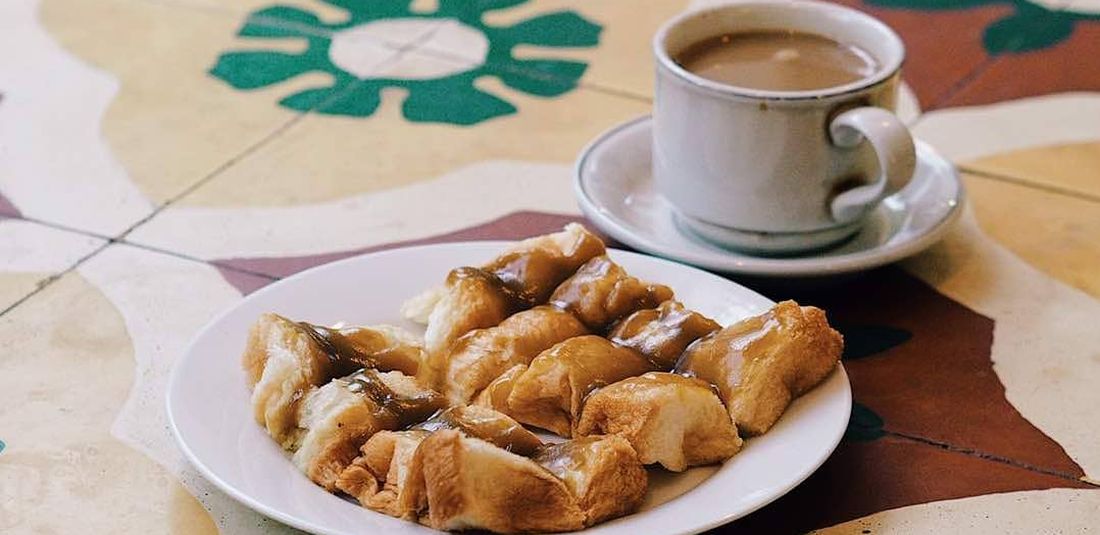 satu gelas kopi susu panas dan roti srikaya spesial warung kopi purnama