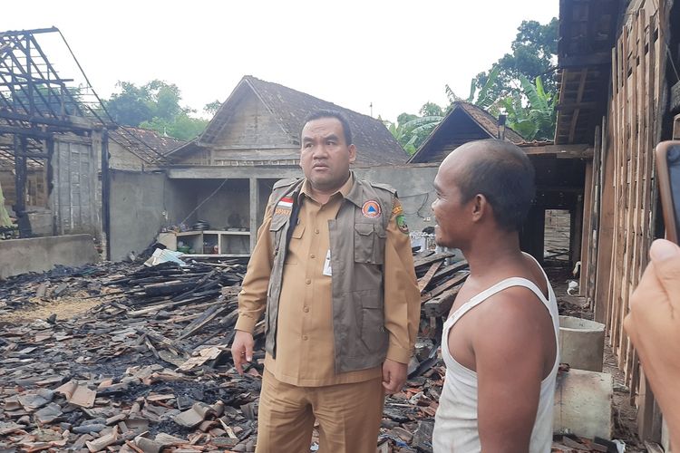 Bupati Blora, Arief Rohman meninjau lokasi rumah usai terjadi kebakaran di Desa Jepangrejo, Kecamatan Blora, Kabupaten Blora, Jawa Tengah, Senin (30/1/2023)