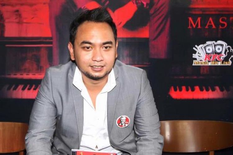 Penyanyi Bebi Romeo saat menghadiri acara launching albumnya yang bertajuk Bebi Romeo Masterpiece di Birdcage Cafe, Jakarta Selatan, Selasa (18/12/2012). TRIBUN JAKARTA/JEPRIMA