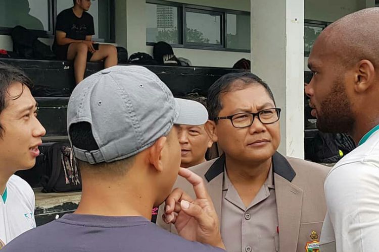 Anderson Salles (kanan), saat bertemu dengan manajer Bhayangkara FC Sumardji, usai sesi latihan, Rabu (30/1/2019).