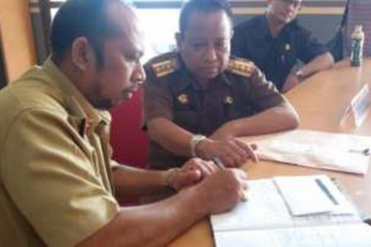 Kepala Inspektorat Gowa, Chairil Nasir saat membuat laporan di Mapolda Sulsel, Selasa (13/9/2016). 