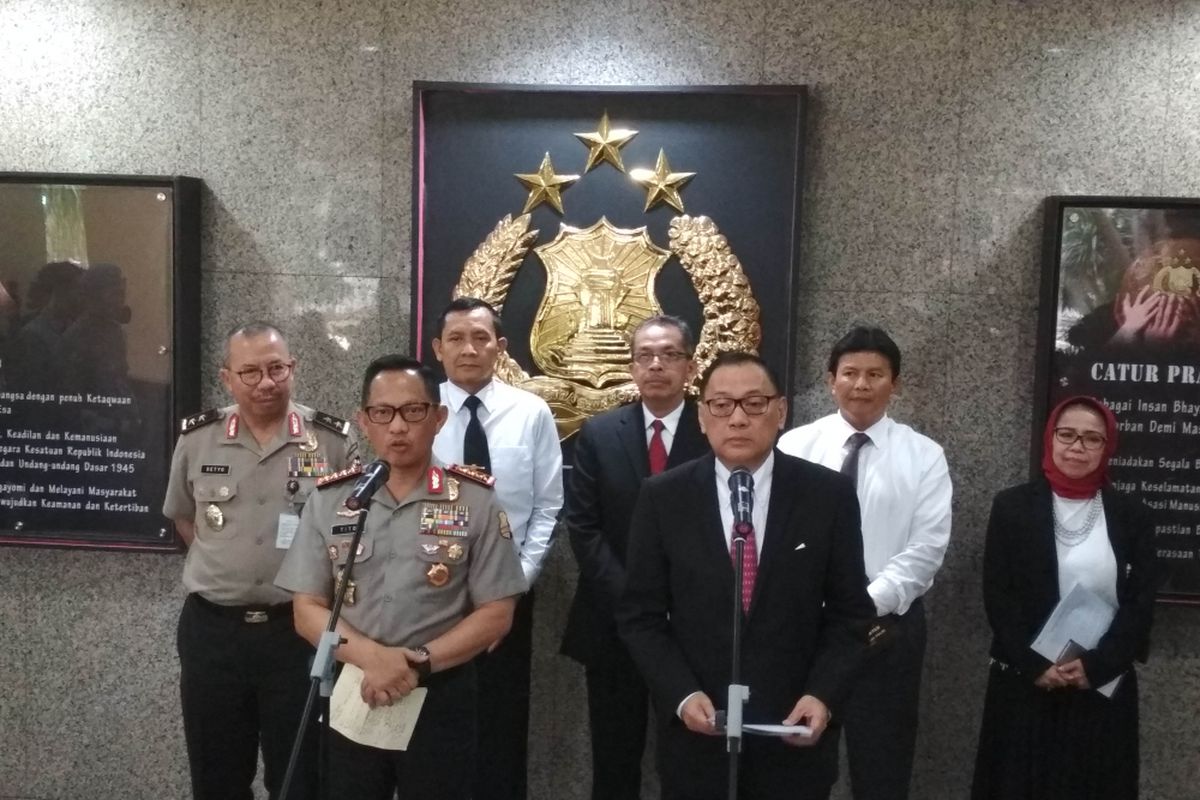 Kepala Polri Jenderal Pol Tito Karnavian (Kanan Depan) dan Gubernur Bank Indonesia, Agus Martowardojo (Kanan Depan) Ketika Menyampaikan Keterangan Pers di Mabes Polri, Jakarta, Senin (5/6/2017).