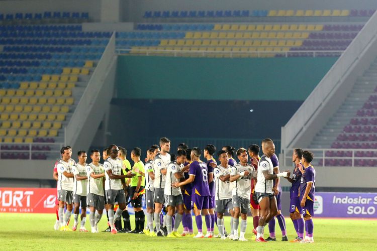 Pemain Persib Bandung dan Persik Kediri bersalaman seusai pertandingan pekan ke-12 Liga 1 2022-2023 yang berakhir dengan skor 0-3 di Stadion Manahan Solo, Rabu (7/12/2022) malam.