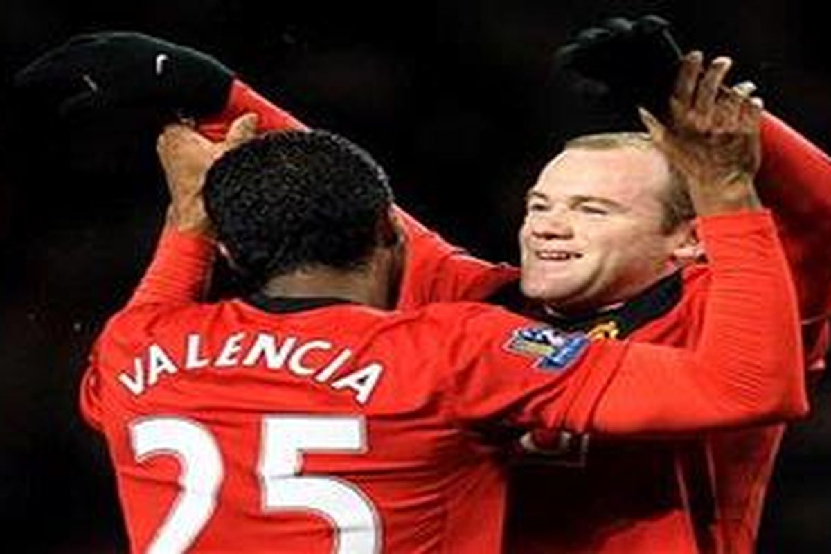Striker Manchester United, Wayne Rooney (kanan), senang rekannya Antonio Valencia sudah sembuh dari cedera.