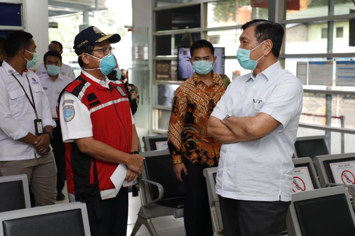 Menko Kemaritiman dan Investasi Luhut B. Pandjaitan yang juga Plt Menteri Perhubungan menyidak ke sejumlah tempat layanan transportasi umum untuk memantau kesiapan larangan mudik, Jakarta, Jumat (24/4/2020).