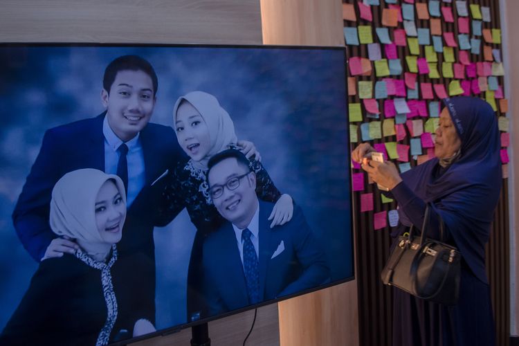 Warga menempelkan ucapan belasungkawa dan doa untuk almarhum Emmeril Kahn Mumtadz di Gedung Pakuan, Bandung, Jawa Barat, Minggu (12/6/2022). Warga terus berdatangan untuk menyampaikan doa kepada Almarhum Putra Gubernur Jawa Barat Ridwan Kamil yang meninggal terbawa arus di Sungai Aare, Swiss yang direncanakan  dimakamkan di kawasan Cimaung, Kabupaten Bandung, Jawa Barat pada Senin (13/6). ANTARA FOTO/Novrian Arbi/aww.