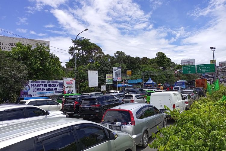 Arus lalu lintas kendaraan di Jalur Puncak Bogor, Jawa Barat, kembali padat pada hari kedua libur panjang atau Minggu (27/2/2022) siang.