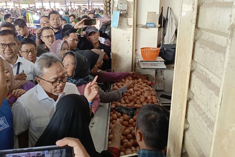 Menteri Perdagangan Zulkifli Hasan saat mengunjungi Pasar Sehat Sorerang Kabupaten Bandung, Jawa Barat dan menanyakan harga bahan pokok pada Selasa (26/3/2024)