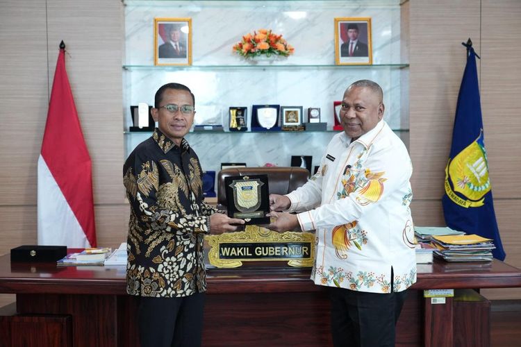 Direktur Utama BPJS Kesehatan Prihati Pujowaskito bersama Wakil Gubernur Papua Aryoko Alberto Ferdinand Rumaropen dalam agenda kunjungan kerja ke Kantor Gubernur Papua 