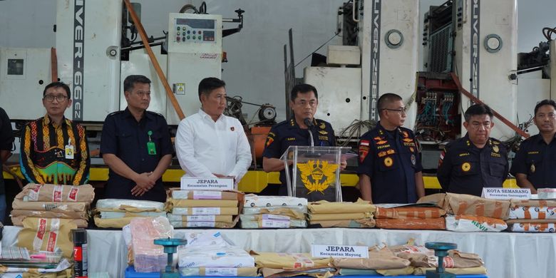 Direktorat Jenderal Bea dan Cukai bersama Badan Intelijen Strategis (BAIS) TNI melakukan penindakan terhadap dugaan jaringan produksi dan penimbunan pita cukai ilegal di wilayah Jawa Tengah.
