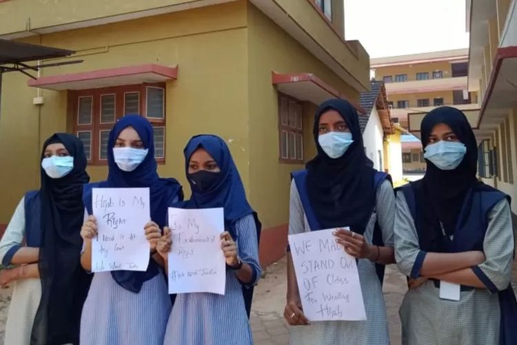 Enam siswi Muslim di India mengaku tidak diperbolehkan masuk kelas.