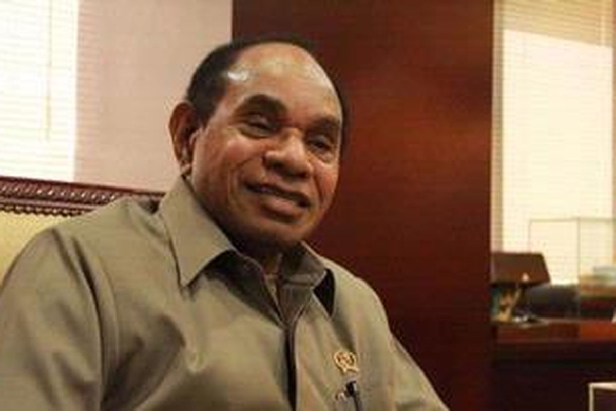 Menteri Perhubungan Freddy Numberi