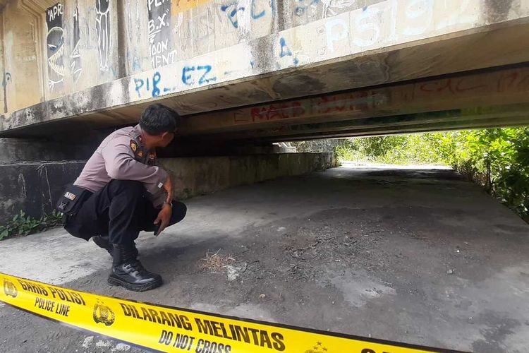 Polisi mengolah TKP penemuan jenazah mengapung di Sungai Serang, bawah Jembatan Graulan di Pedukuhan Wonosidi Kidul, Kalurahan Giripeni, Kapanewon Wates,, Kabupaten Kulon Progo, Daerah Istimewa Yogyakarta.