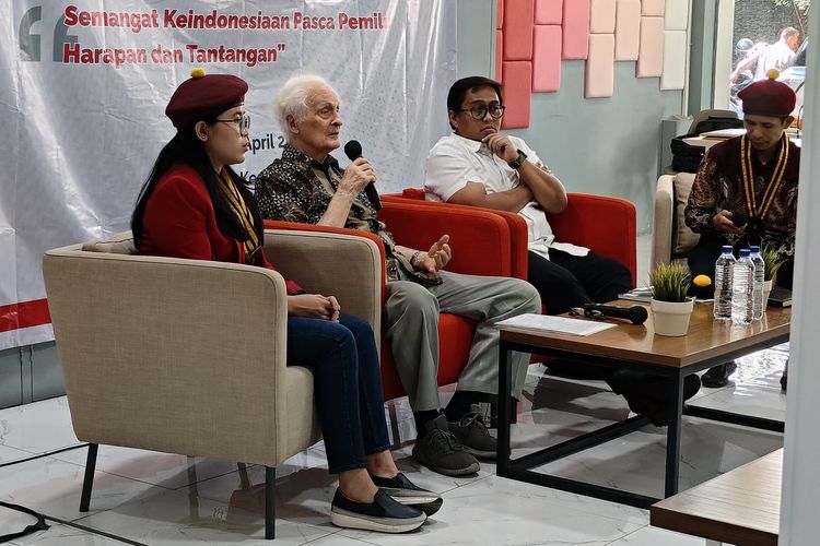 Dialog Kebangsaan: Semangat Keindonesiaan Pasca Pemilu, Harapan dan Tantangan dengan nara sumber Guru Besar Filsafat STF Driyarkara, Franz Magnis Suseno (tengah) dan Peneliti Departemen Politik dan Perubahan Sosial Centre for Strategic and International Studies (CSIS), Nicky Fahrizal di Jakarta Timur, Senin (29/4/2024).