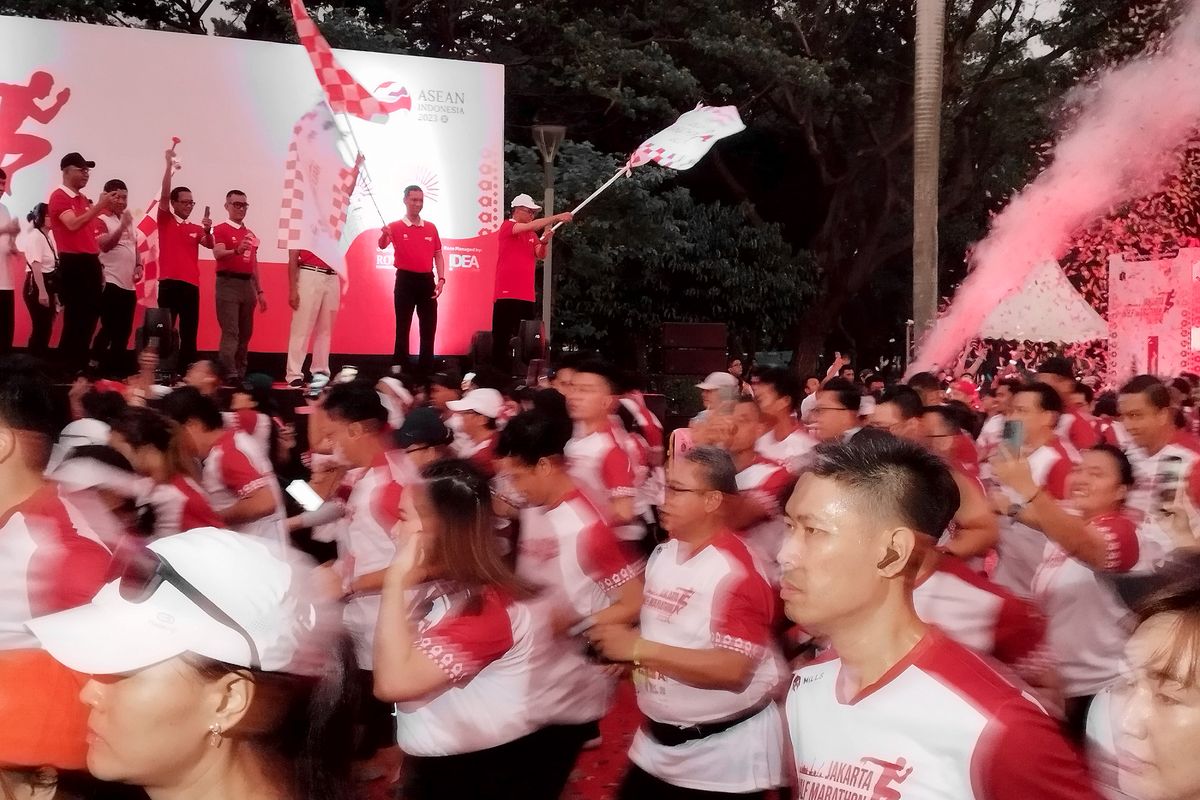 Menhub Budi Karya Sumadi (kanan panggung) dan Pj Gubernur Heru Budi Hartono (kedua dari kanan panggung) melakukan flag off Jakarta Half Marathon 2023 di Monas, Gambir, Jakarta Pusat, Minggu (20/8/2023). (KOMPAS.com/XENA OLIVIA)