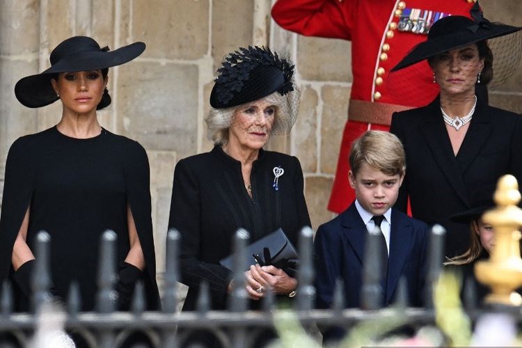 Kiri ke kanan: Meghan Duchess of Sussex, Permaisuri Inggris Camilla, Pangeran George anak Pangeran William Prince of Wales, dan Catherine atau Kate Middleton istri Pangeran William, saat menghadiri pemakaman Ratu Elizabeth II di Westminster Abbey, London, Senin (19/9/2022).