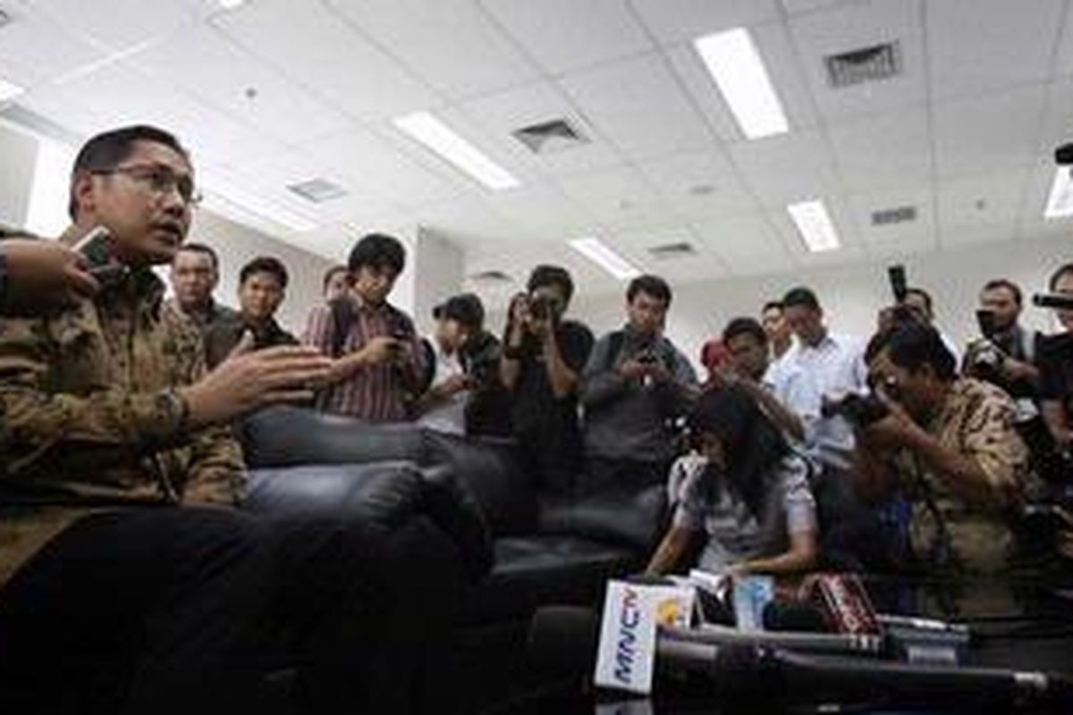 Ketua Umum Partai Demokrat, Anas Urbaningrum melayani pertanyaan wartawan di kantor DPP Partai Demokrat, Jakarta, Kamis (8/12/2011). Anas membantah segala tuduhan yang dilontarkan M Nazaruddin terkait keterlibatan dirinya pada proyek wisma atlet yang terungkap dalam persidangan Tindak Pidana Korupsi.