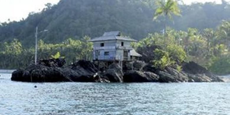 Salah satu sisi Pulau Senoa di Natuna, Kepulauan Riau. Pulau terdepan itu terletak dekat perbatasan Indonesia-Malaysia. Satu sisi menghadap ke Pulau Bunguran, Natuna dan sisi lain menghadap ke Laut Tiongkok Selatan. 