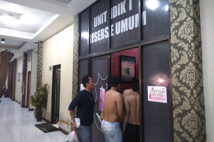 Dugaan pelaku pengeroyokan yang menewaskan satu orang di Kecamatan Panggul, Trenggalek Jawa Timur, tiba di Mapolres Trenggalek dan langsung dibawa masuk ruangan penyidik pada Minggu (19/05/2019).