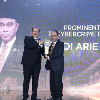 Menkominfo Budi Arie Setiadi menerima penghargaan CNBC Indonesia Awards 2023 untuk kategori Figure in Cybercrime Eradication di Hotel Westin, Jakarta, Rabu (13/12/2023). Penghargaan diserahkan langsung Chairman CT Corp Chairul Tanjung sebagai bentuk apresiasi atas gebrakan memberantas judi online.