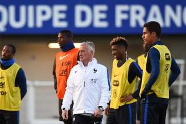 Pelatih tim nasional Perancis, Didier Deschamps (jaket putih), sedang memimpin latihan di Clairefontaine en Yvelines, pada 22 Maret 2016, jelang laga uji coba kontra Belanda.