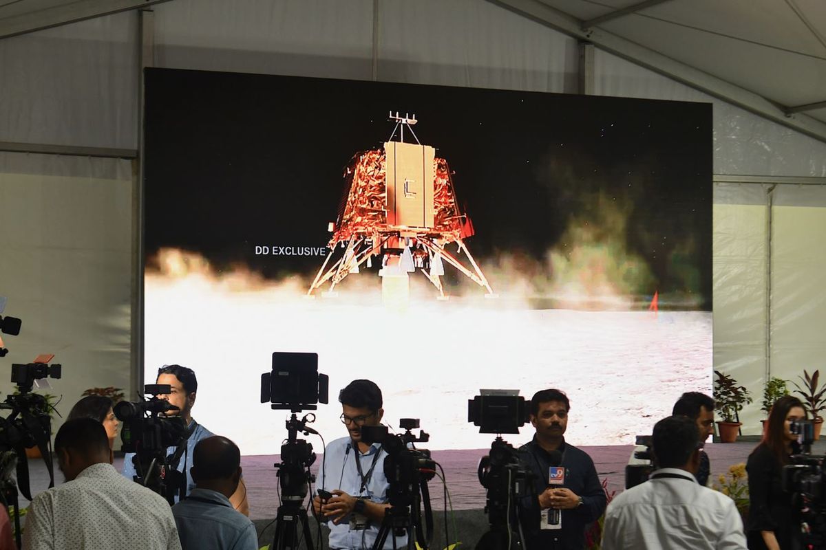 Wartawan India meliput perkembangan pendarat bulan Vikram dari fasilitas Organisasi Penelitian Antariksa India (ISRO) di Bangalore, 6 September 2019.