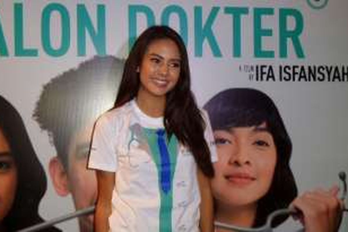 Artis peran  dan model Aurelie Moeremans ditemui usai acara press screening film Catatan Dodol Calon Dokter di Gandaria City, Jakarta Selatan, Rabu (12/10/2016).