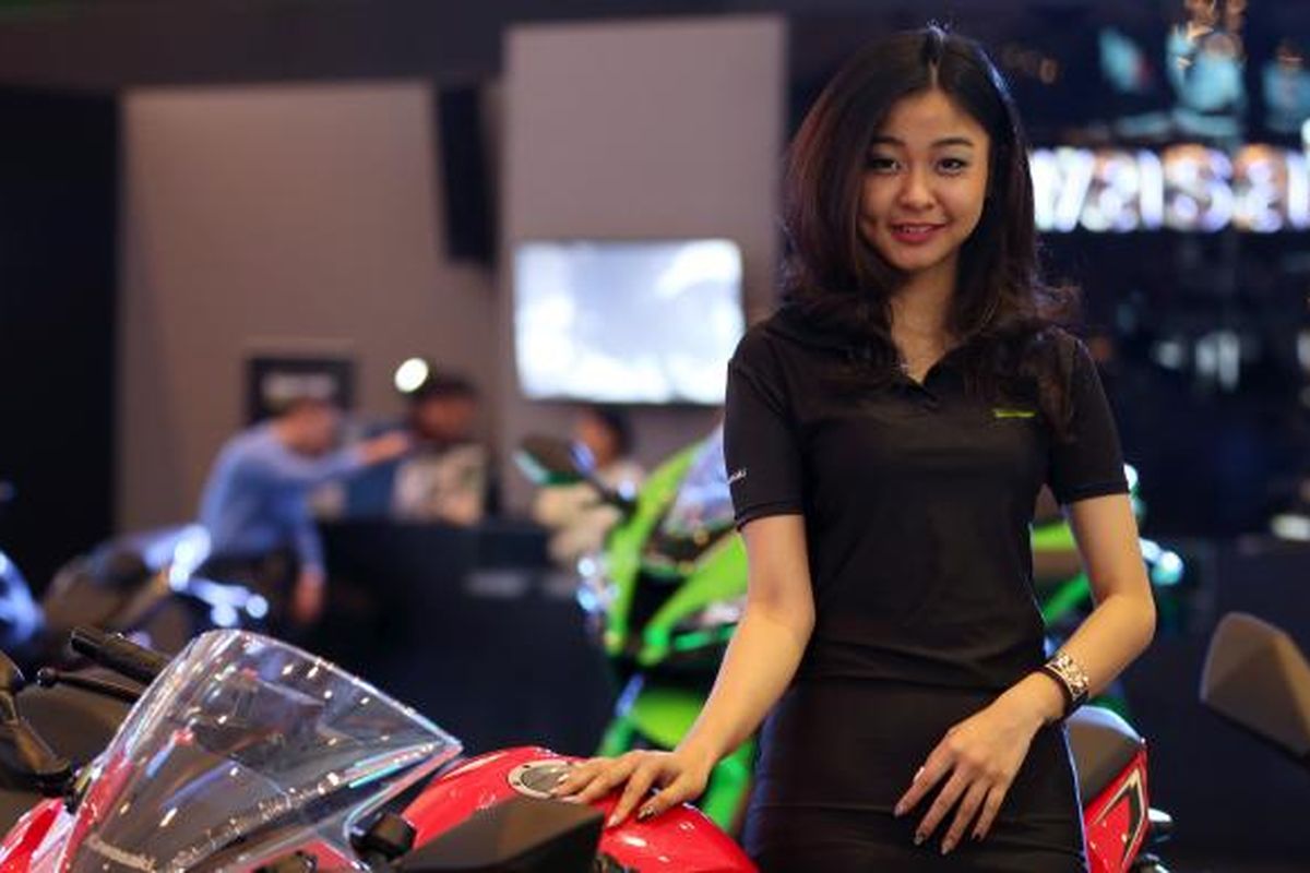 Sales promotion girl berpose saat Indonesia Motorcycle Show 2016 di Jakarta Convention Center, Kamis (3/11/2016). Pameran motor ini akan berlangsung hingga 6 November mendatang. KOMPAS IMAGES/KRISTIANTO PURNOMO