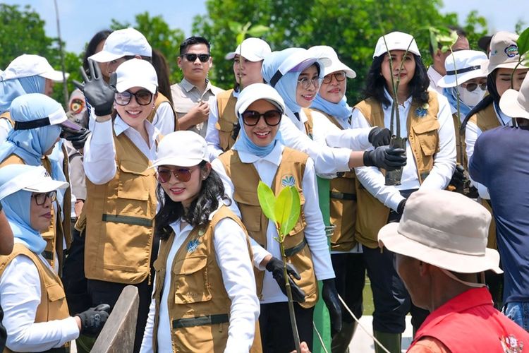 Istri Menteri Sosial (Mensos) Fatma Saifullah Yusuf menggelar Aksi Bersih Mangrove secara serentak di delapan titik di Indonesia, yakni Kupang, Bekasi, Batam, Jakarta, Demak, Balikpapan, Surabaya, dan Kepulauan Selayar.