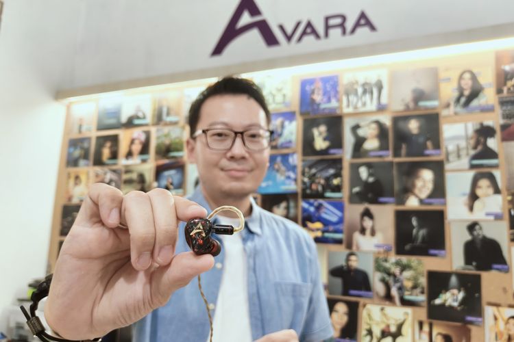 Alvon Yulius dari Sidoarjo, Jawa Timur dengan produknya yang kini menjadi andalan banyak musisi papan atas Indonesia, Avara Custom, manufaktur Custom dan Universal In-Ear Monitor (IEM), sebuah perangkat earphone yang dicetak sesuai dengan bentuk telinga pemakainya.