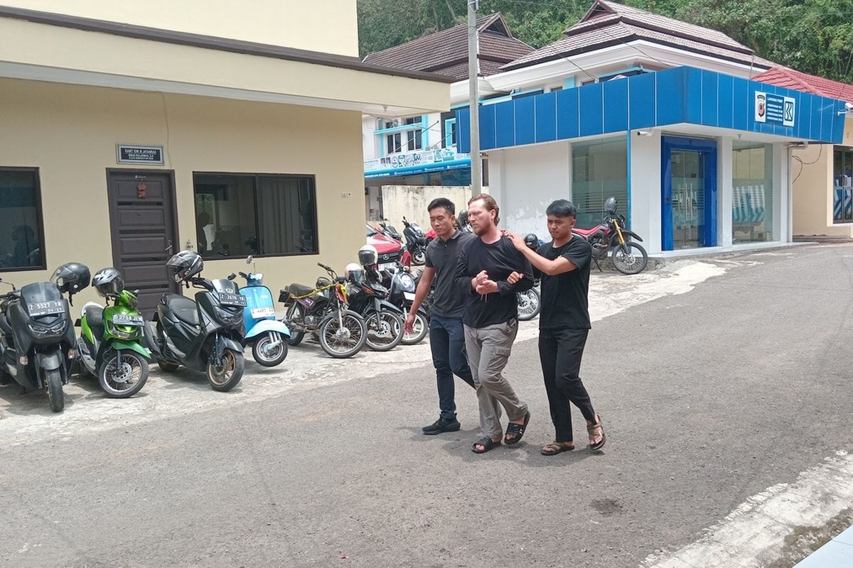 Seorang WNA asal Amerika Serikat, Arthur Leigh Welohr menjadi tersangka pembunuhan mertua di Kota Banjar, Jawa Barat, Senin (25/9/2023). Kini dia menjalani pemeriksaan di Mapolres Banjar