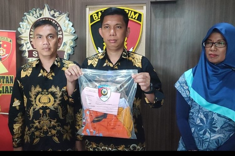 Seorang guru penyandang Disabilitas tunanetra di Kabupaten Cirebon Jawa Barat ditangkap unit PPA Reskrim Polresta Cirebon Jawa Barat lantaran diduga melakukan tindakan pelecehan seksual terhadap dua siswinya yang masih berusia di bawah umur hingga Trauma, Jumat (24/2/2023)