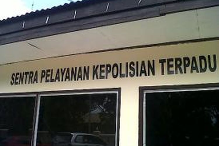 Seorang pegawai honorer di Kabupaten Bone, Sulawesi Selatan digelandang polisi lantaran menipu atasannya dengan alasan biaya perayaan tahun baru. Sabtu, (21/12/2013).