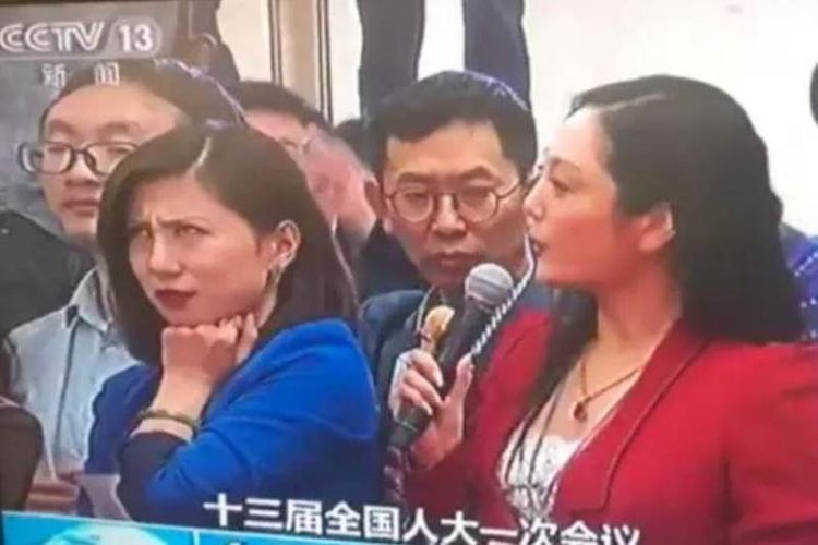 Inilah momen di mana Liang Xiangyi (kiri) memberikan gestur menghina selama sesi konferensi pers Selasa (13/3/2018).