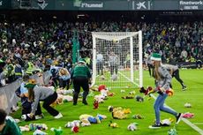 Aksi Berkelas Suporter Real Betis, Lempar Boneka ke Lapangan Buat Disumbangkan