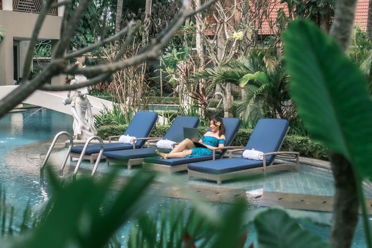 Ilustrasi wisatawan yang menginap di Bali. Gubernur Bali Wayan Koster bakal menyetop praktik akomodasi Airbnb karena dinilai tidak berkontribusi terhadap pendapatan asli daerah (PAD).