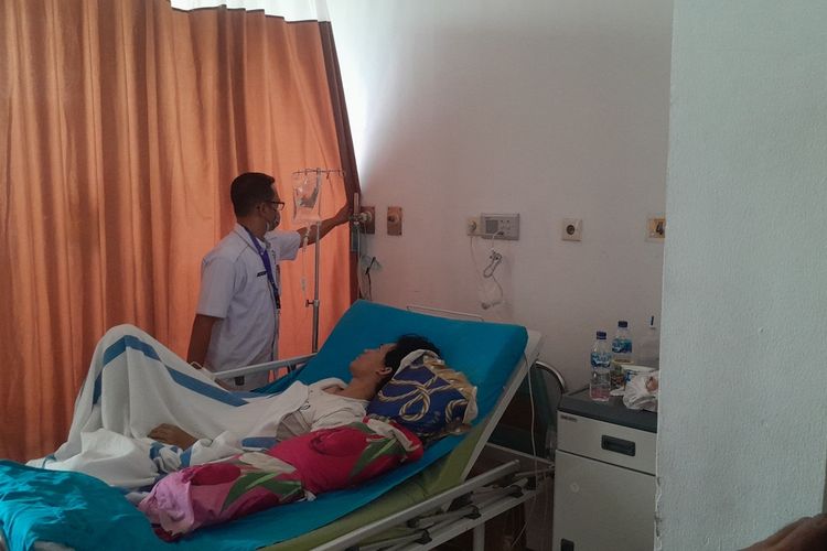 Dokter RSUD Karawang saat mengecek kondisi Akbar Sabilah (18), korban pengeroyokan oleh orang tak dikenal pada Rabu (15/2/2023).