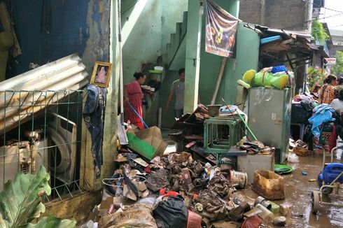 Banjir Mulai Surut, Warga Cipinang Melayu Bersihkan Rumah