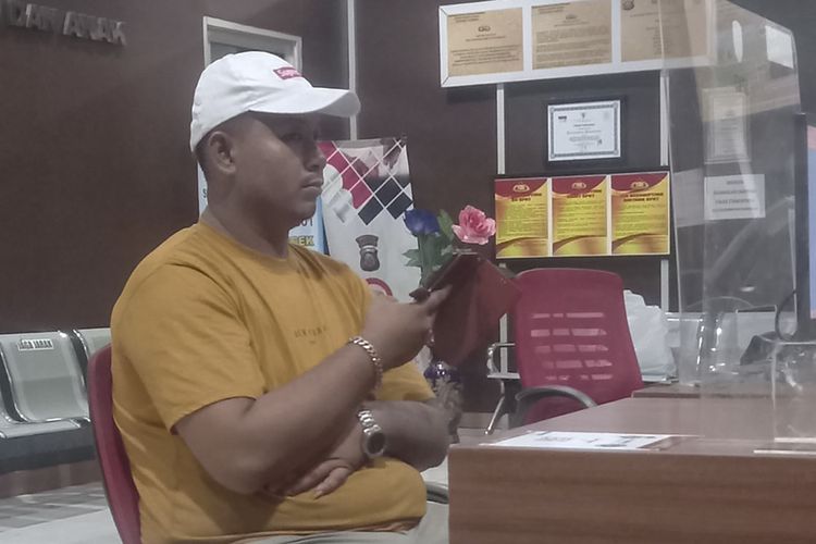 Ilham Reza Hidayat sopir bus pariwisata yang menjadi korban penodongan di kawasan Monumen Perjuangan Rakyat (Monpera) saat membaut laporan di Polrestabes Palembang.