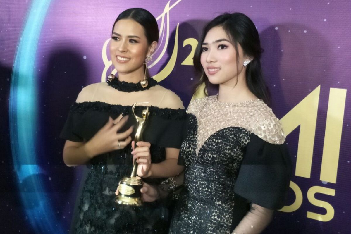 Raisa dan Isyana Sarasvayi usai meraih penghargaan dalam Anugerah Musik Indonesia (AMI) Awards 2017 di Teater Garuda TMII, Jakarta Timur, Kamis (16/11/2017) malam.