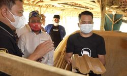 Anggota Komisi IV DPR Ini Upayakan Pengrajin Genting di Sampang Dapat Bantuan Alat Kerja