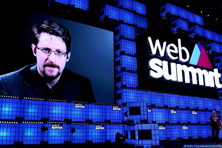Edward Snowden berbicara secara online dari Rusia dalam sebuah konferensi teknologi komunikasi di Lisbon, Portugal, November 2019.