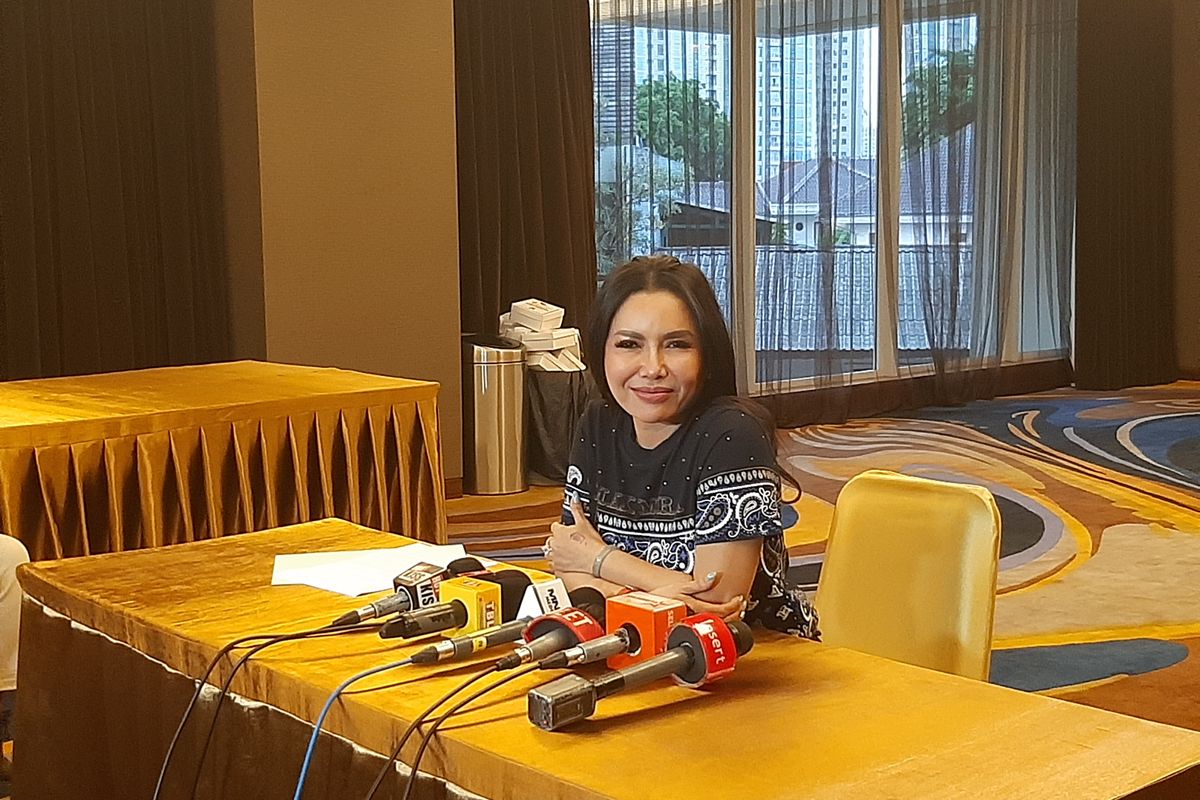 Uci Flowdea saat konferensi pers di Pakubuwono House, Jakarta Selatan, Selasa (7/11/2023)