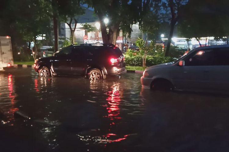 Jalan Mayjen Sungkono, Surabaya, Jawa Timur, terendam banjir akibat hujan deras yang terjadi sejak sore hingga malam hari pada Rabu (15/1/2020).
