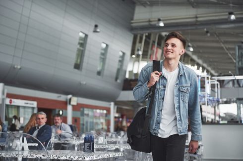 Mengapa Penampilan Orang Terlihat Lebih Menarik Saat di Bandara?