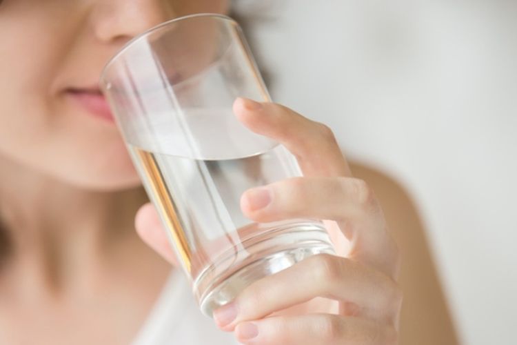 Ilustrasi minum air putih. Seseorang yang menderita penyakit ginjal parah perlu membatasi minum air putih dan cairan lainnya.  
