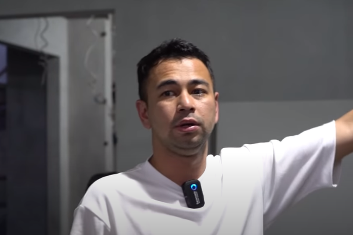 Raffi Ahmad menunjukkan bangunan rumah barunya pada keluarga Shireen dan Zaskia Sungkar.