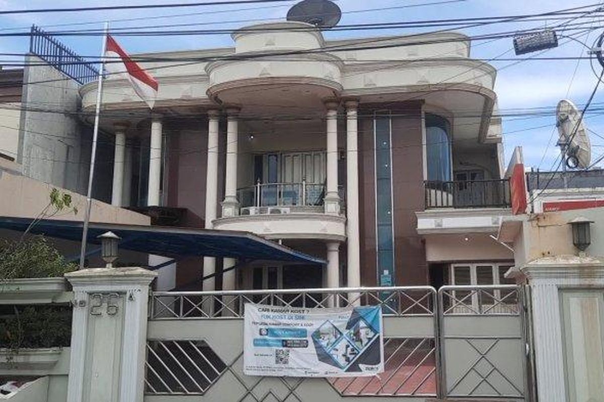 Rumah sekaligus penginapan Hotel Assirot Residence di Kebon Jeruk, Jakarta Barat, merupakan tempat kejadian perkara (TKP) penemuan jasad seorang wanita lansia Naema S Bachmid yang tewas dibunuh. Saat ditemukan mulut Naema dilakban dan kedua tangannya terikat

