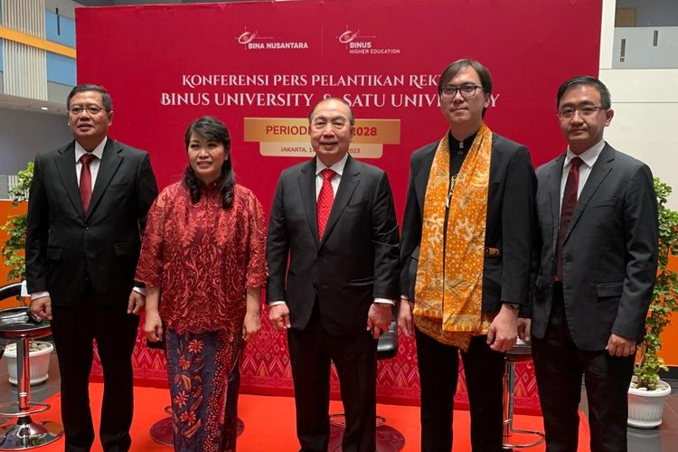 Konferensi pers terkait pelantikan Rektor Binus University dan Satu University periode 2023-2028 di Binus Kemanggisan, Jakarta, Senin (14/8/2023).